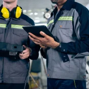 grupo-de-trabajadores-de-fabrica-que-utilizan-equipos-de-maquinas-expertos-en-un-taller-_1_